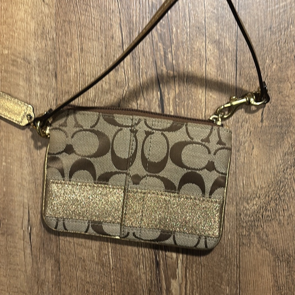 Coach wristlet authentic - Picture 4 of 4